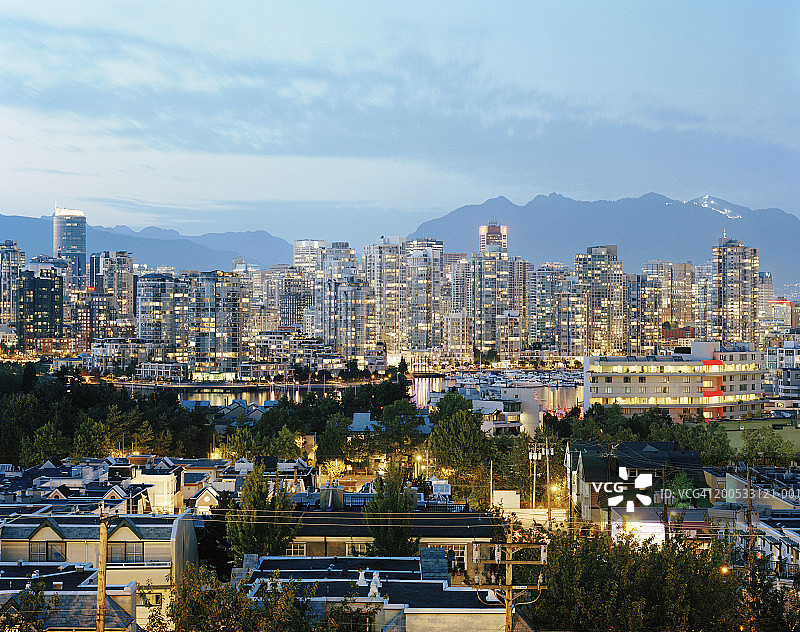 加拿大，不列颠哥伦比亚省，温哥华，暮色中的城市天际线图片素材