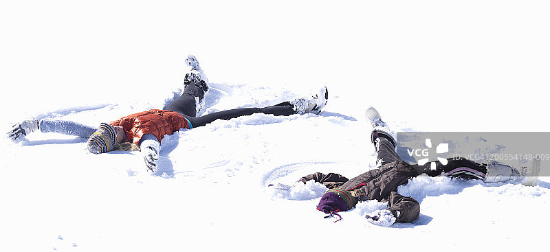 母亲和女儿(10-11)制作雪的角度，高架的视野图片素材