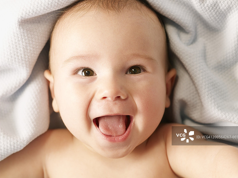 男婴(3-6个月)张着嘴，居高一看，特写图片素材