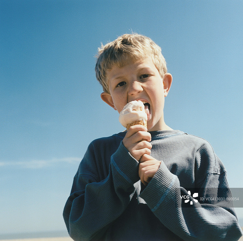 吃冰淇淋的男孩图片素材