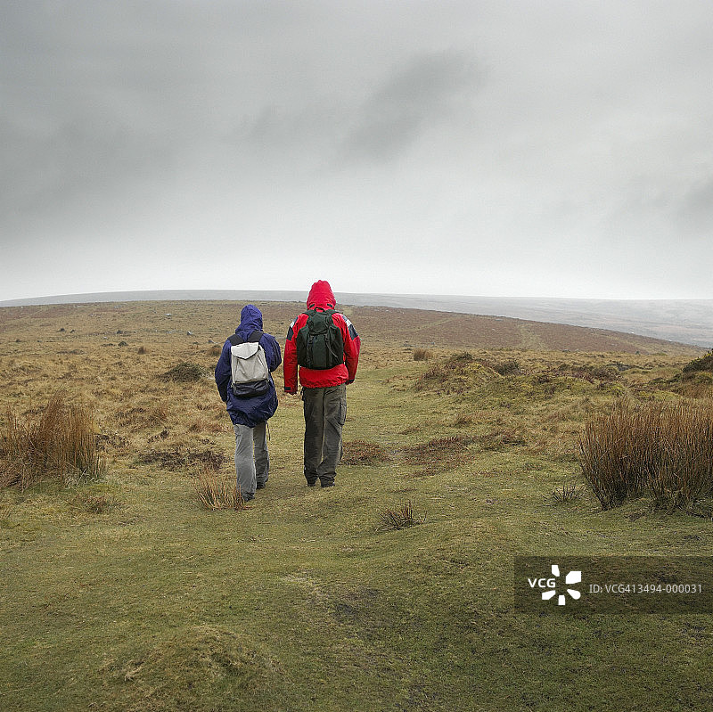 两个徒步旅行者在野外图片素材
