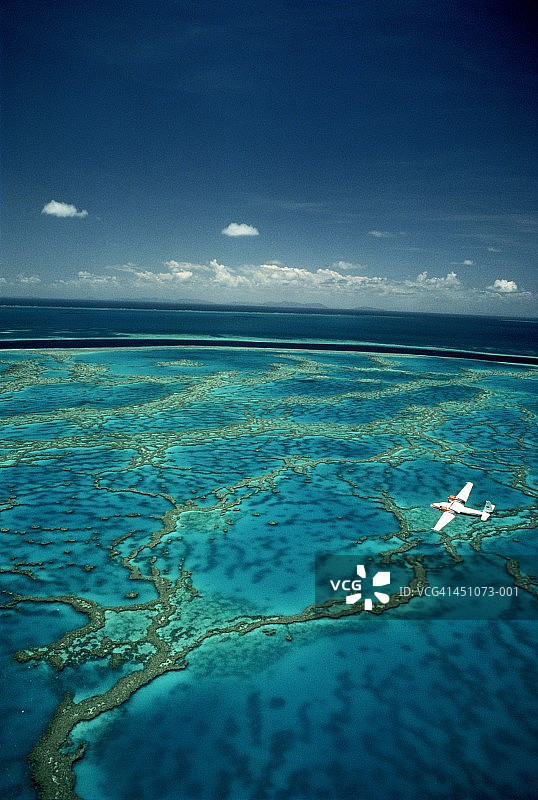 澳大利亚，轻型飞机在大堡礁上空飞行图片素材