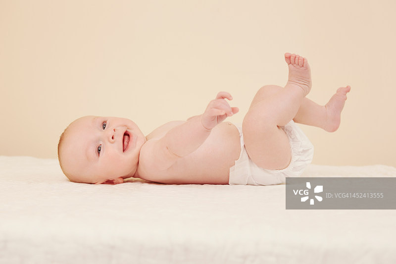 婴儿踢腿的肖像图片素材