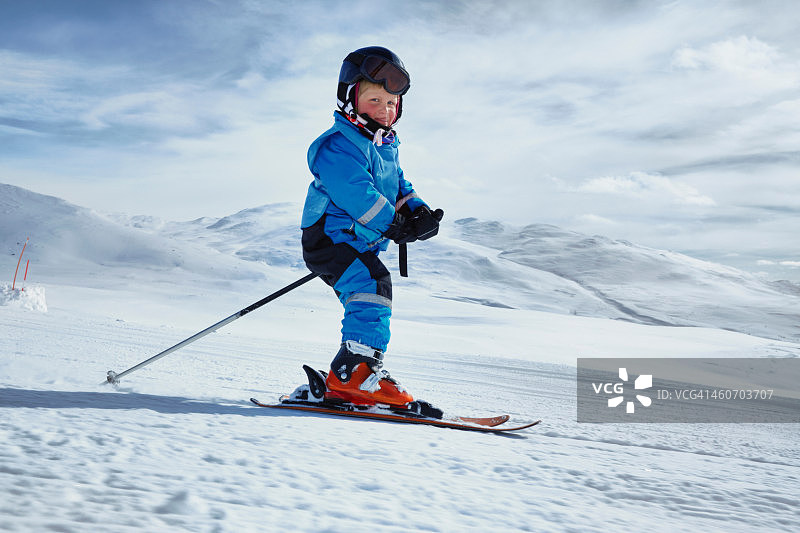 在瑞典Hermavan滑雪的小男孩图片素材