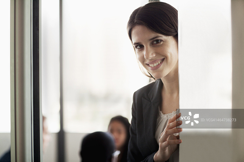 一名女商人在商务会议上微笑着看着镜头图片素材