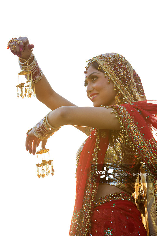 印度新娘在传统的婚纱和摆姿势图片素材