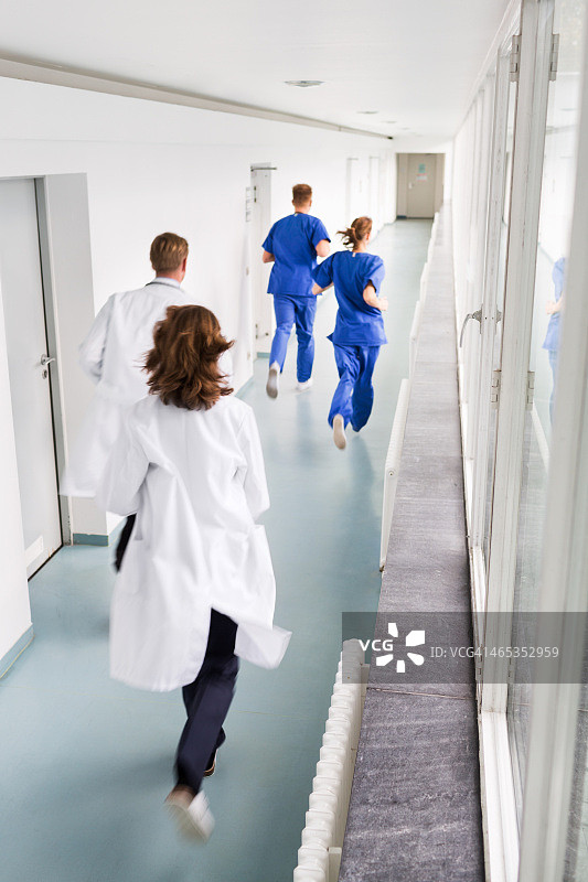 急诊医生在医院走廊里奔跑图片素材