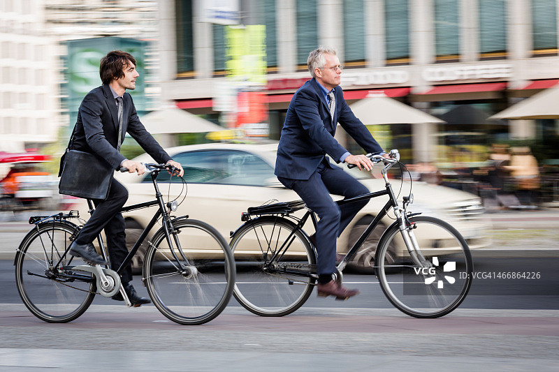两个骑自行车的商人图片素材