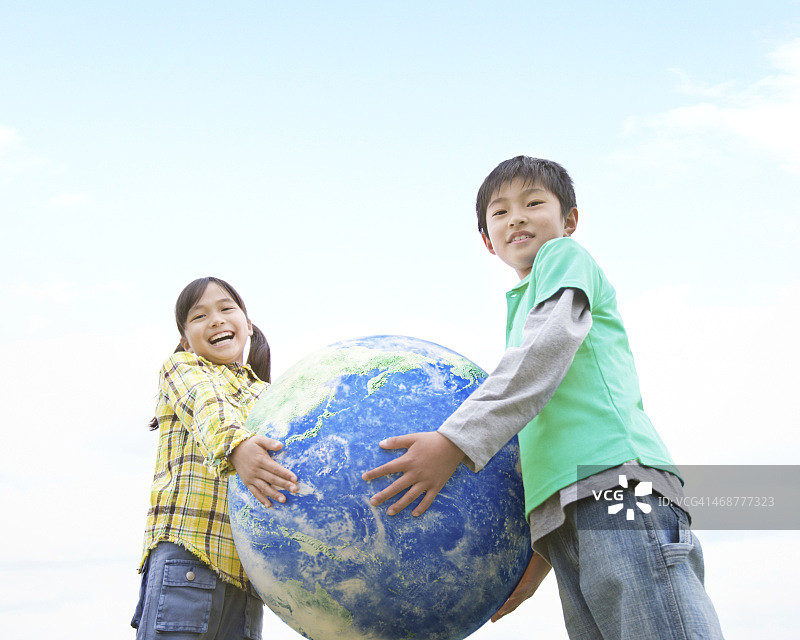 孩子们抱着地球图片素材