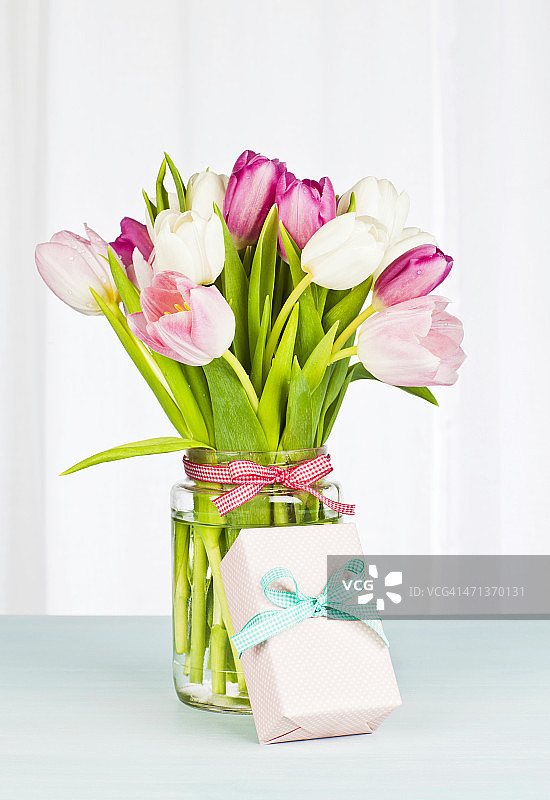 鲜花花束和礼物-垂直图片素材