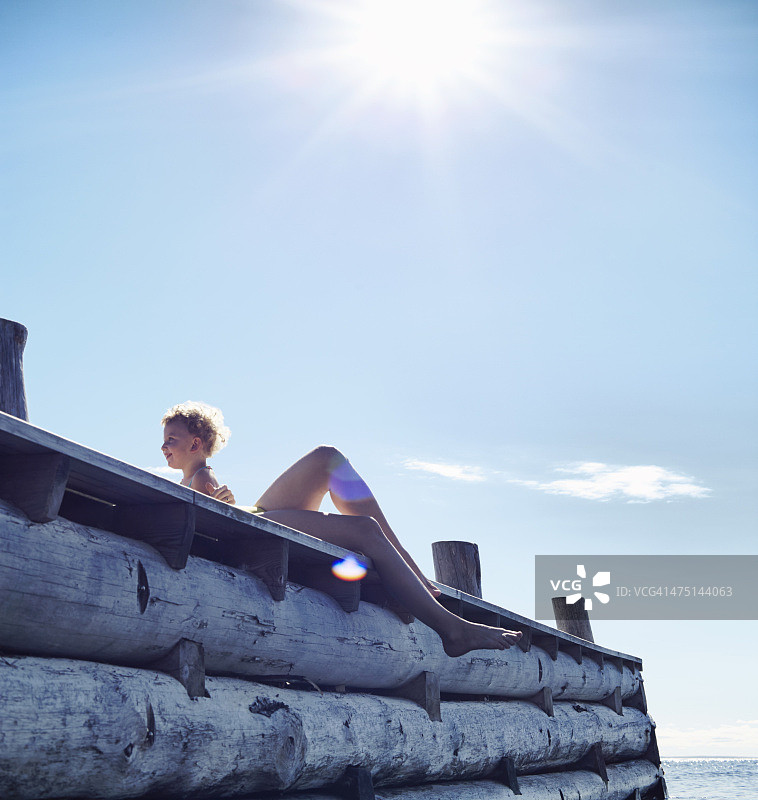 瑞典耶夫勒，乌特瓦尔纳斯，母女在码头上晒日光浴图片素材