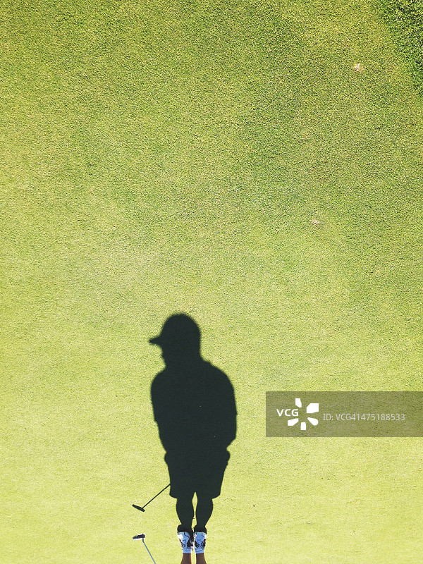 男人打高尔夫球的影子图片素材