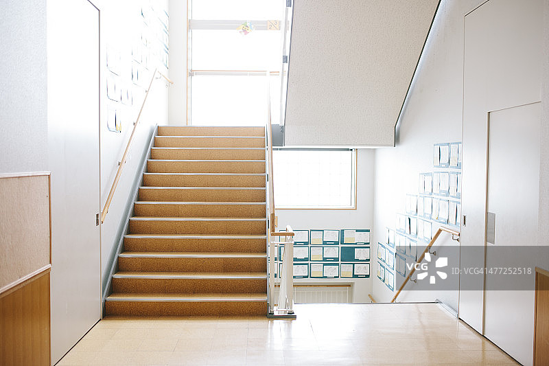 日本的高中。楼梯和走廊，当代建筑，日本图片素材