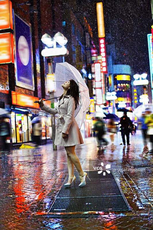 雨中的东京女人图片素材
