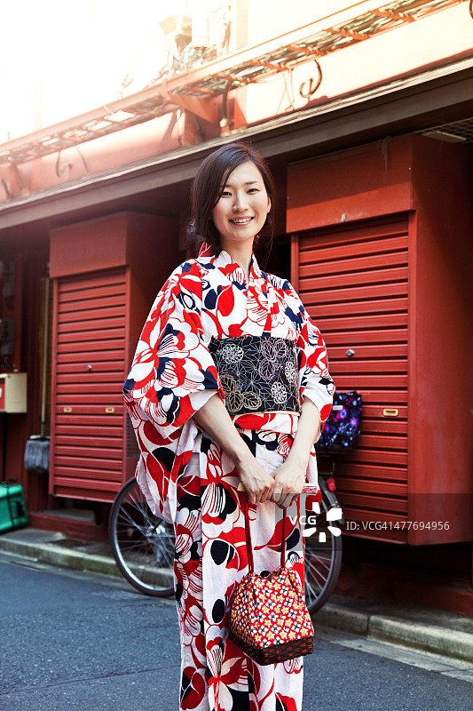 在东京穿着和服的日本妇女。图片素材