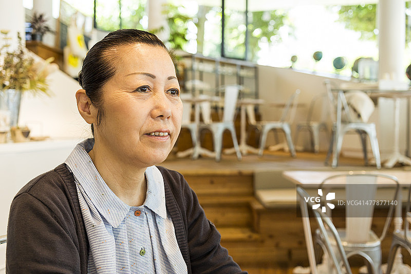 坐在咖啡馆里的日本老妇人图片素材
