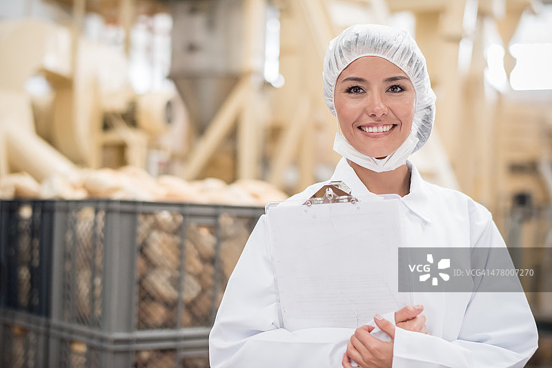 在面包工厂工作的女人图片素材