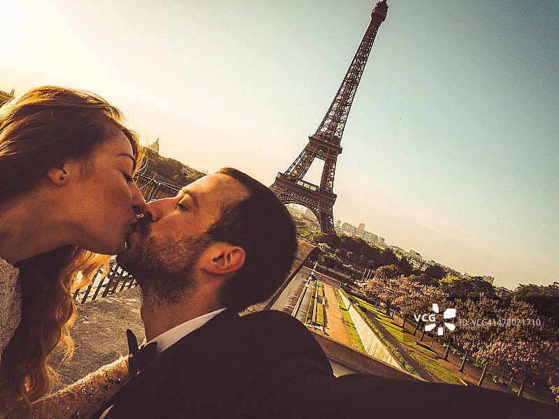巴黎的情侣图片素材