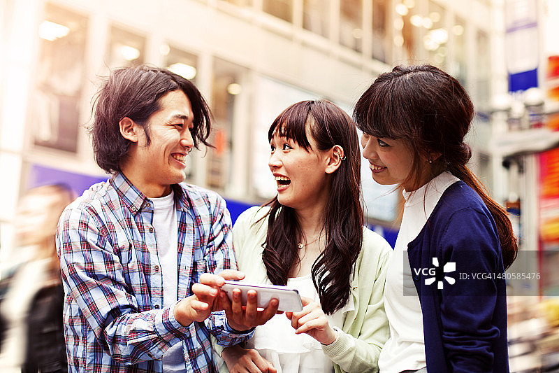 一群拥有智能手机的日本年轻人，东京涩谷。图片素材