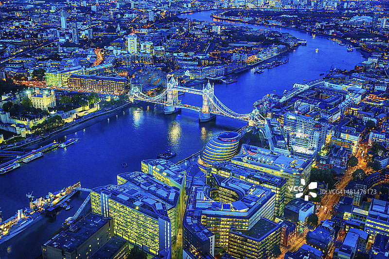 黄昏时分的伦敦，泰晤士河上著名的塔桥图片素材