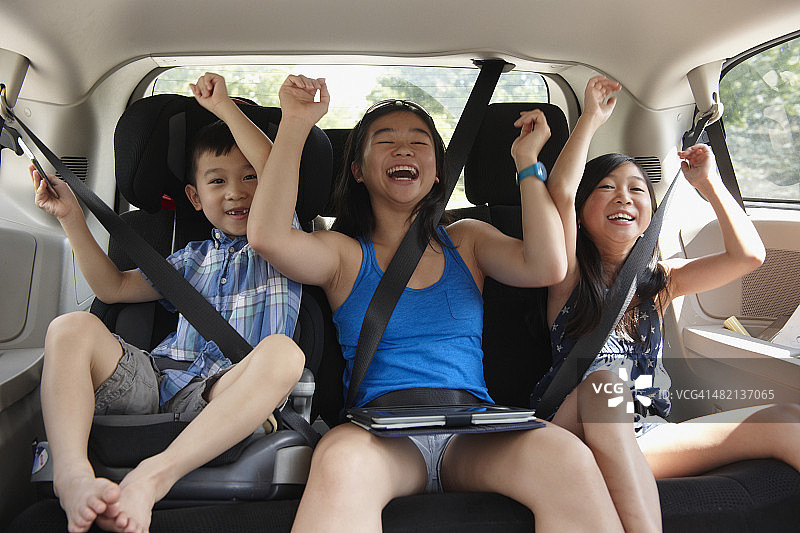 中国孩子在汽车后座欢呼图片素材