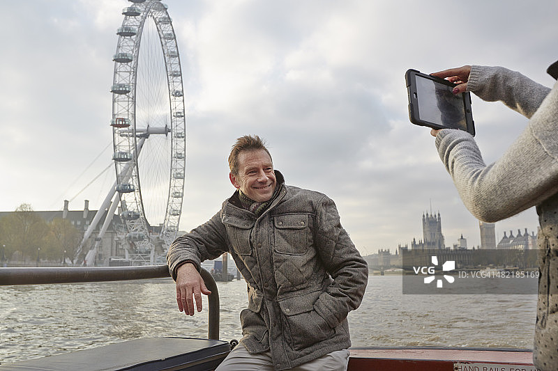 英国伦敦，成熟的游客夫妇拍摄自己和伦敦眼图片素材