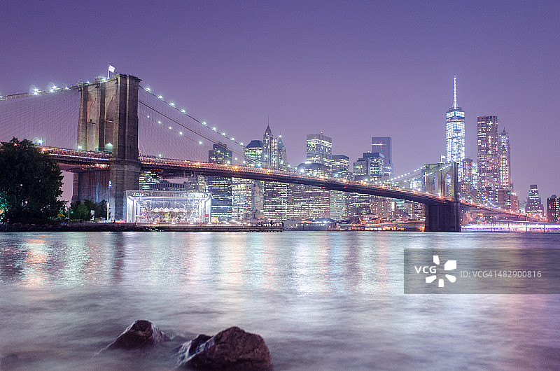 纽约布鲁克林大桥的夜景图片素材