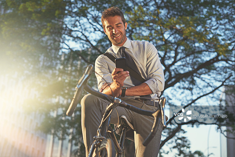 骑着他那辆可靠的自行车去上班的路上图片素材