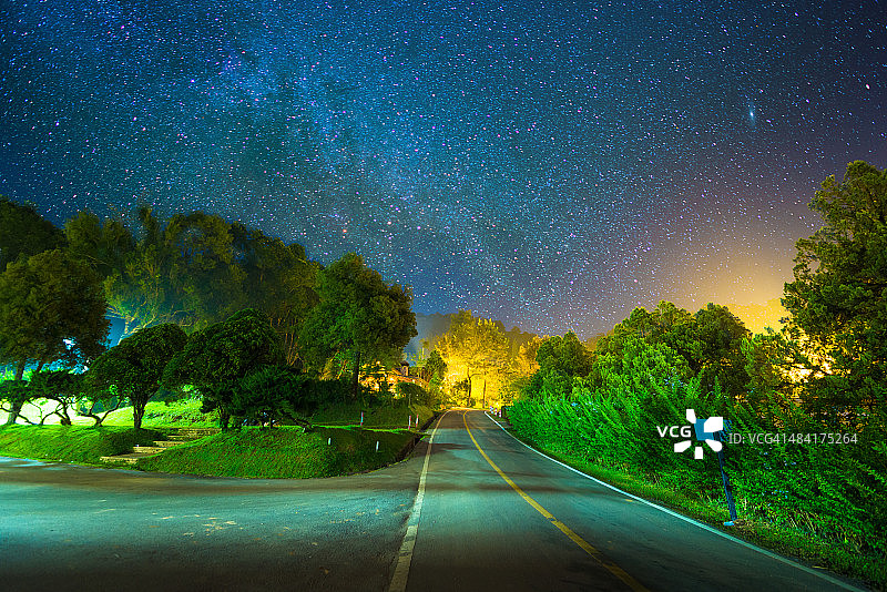 乡村热带森林上空美丽的星迹图片素材