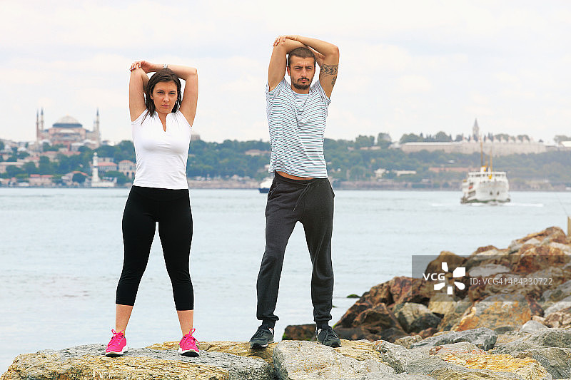 一对夫妇在伊斯坦布尔博斯普鲁斯海峡附近锻炼图片素材
