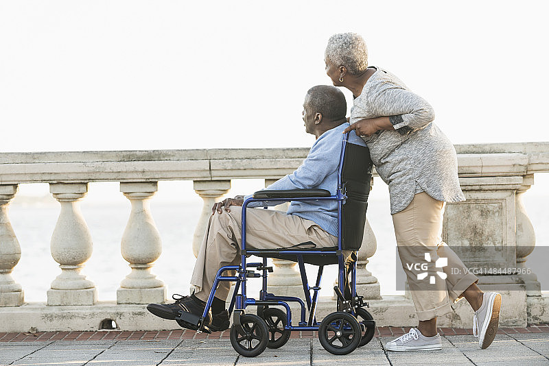 老年夫妇和一个坐轮椅的男人图片素材