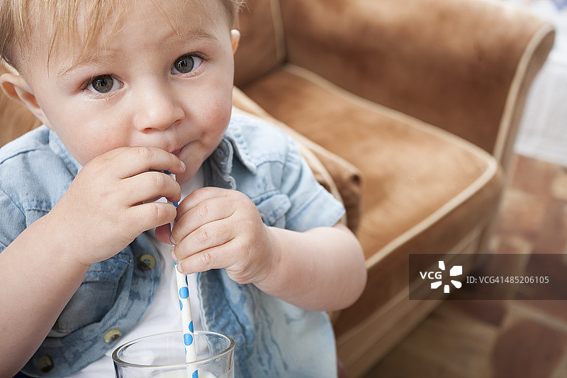 男婴喝牛奶图片素材