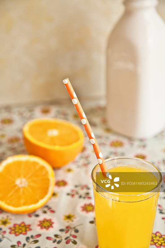 橙汁和花台布图片素材