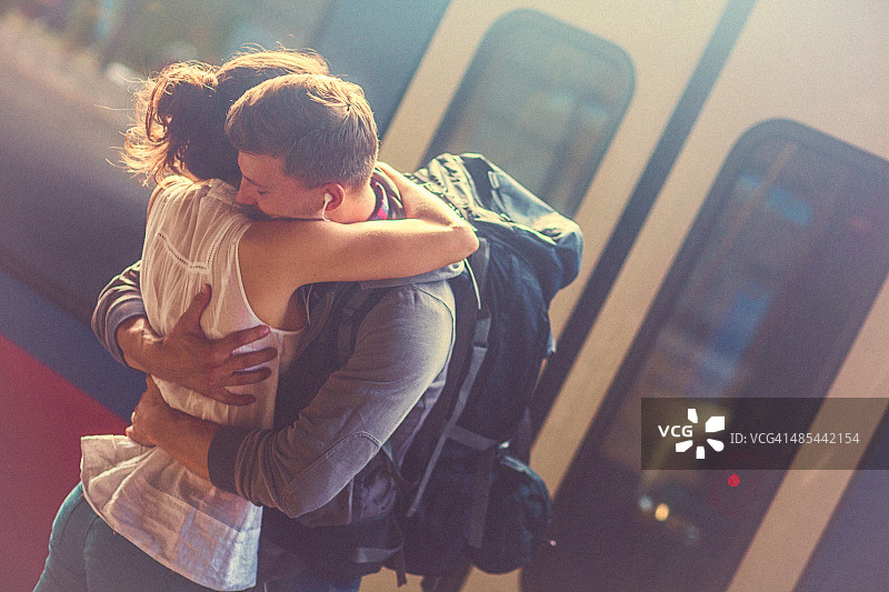 女人和男人在火车站月台拥抱的肖像图片素材