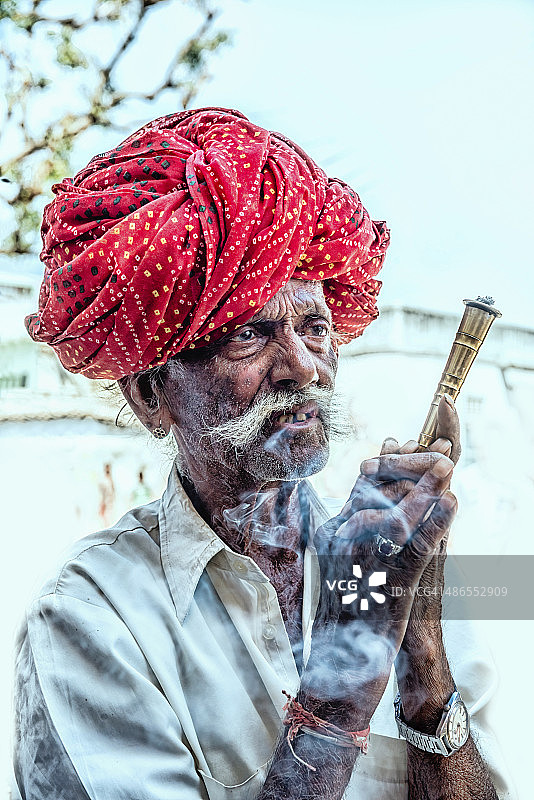 抽烟斗的印度老人图片素材