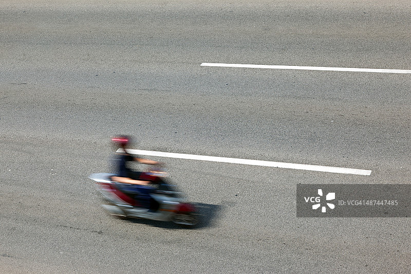 摩托车在高速公路上超速行驶图片素材