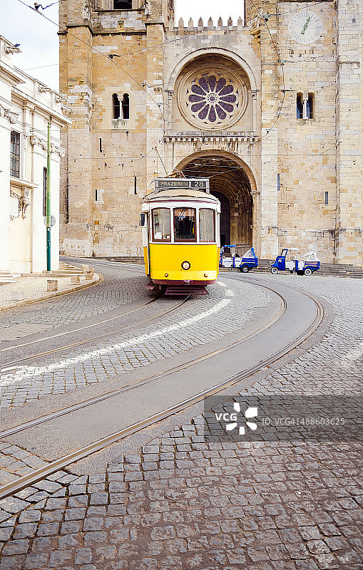 里斯本历史性的黄色有轨电车。图片素材