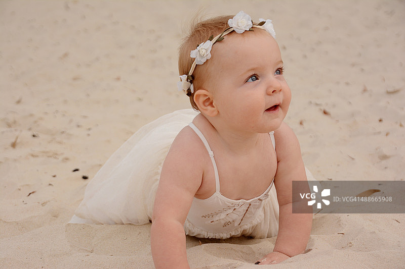 婴儿在沙子里爬图片素材
