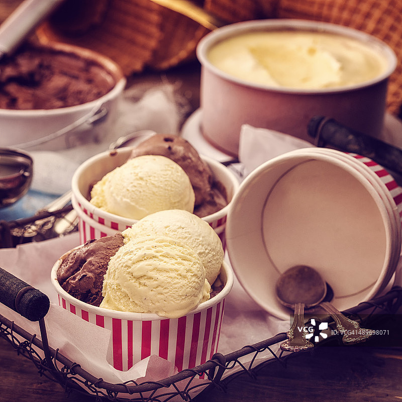 香草，巧克力冰淇淋，纸杯装图片素材