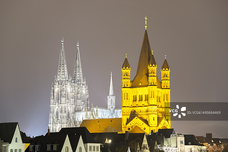 德国，北莱茵-威斯特伐利亚，科隆，观发光的科隆大教堂和大圣马丁晚上图片素材
