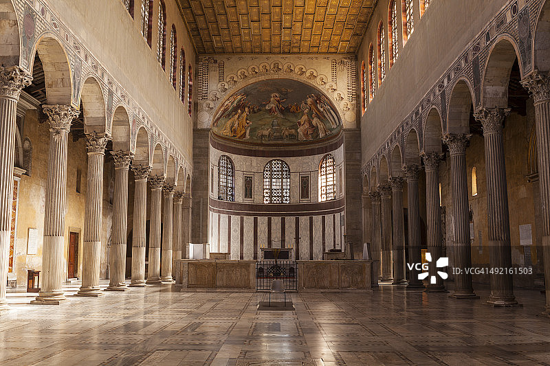圣萨宾娜大教堂的中殿。图片素材