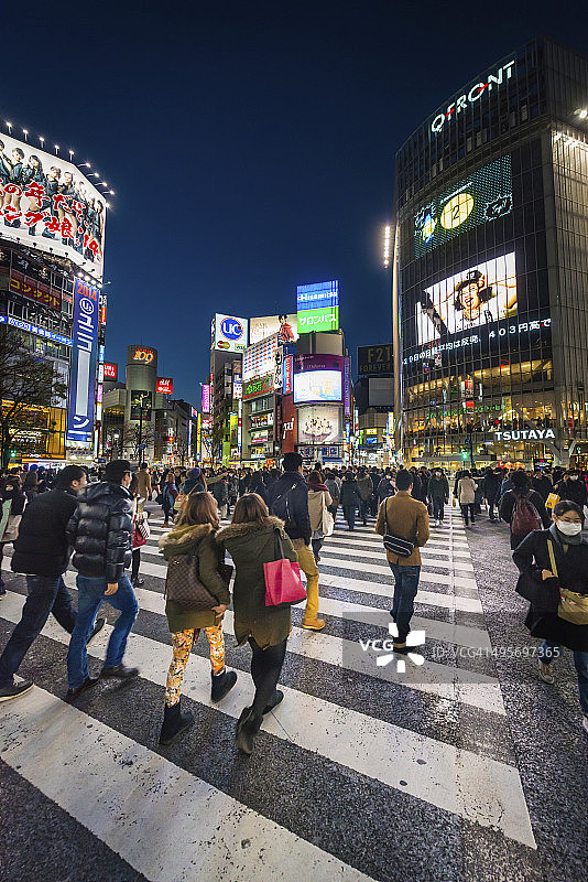 东京夜晚的涉谷十字路口，熙熙攘攘的行人图片素材