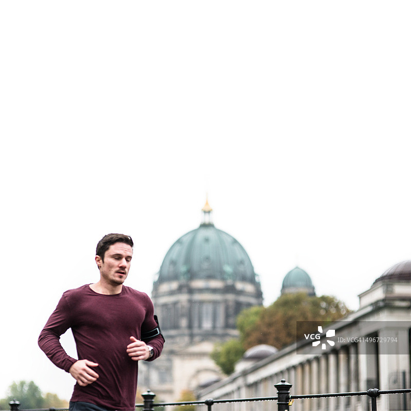 健身的人在柏林雨中奔跑图片素材