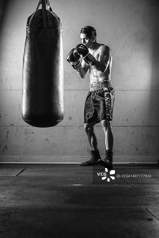 一名西班牙男子在《黑与白》中击打拳击袋图片素材