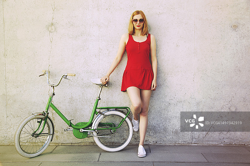 漂亮的自行车的女孩图片素材