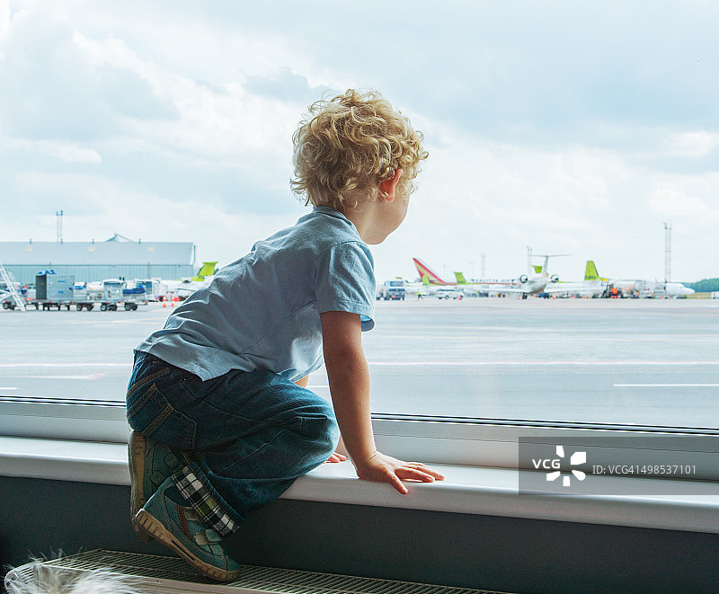 小男孩在等飞机图片素材