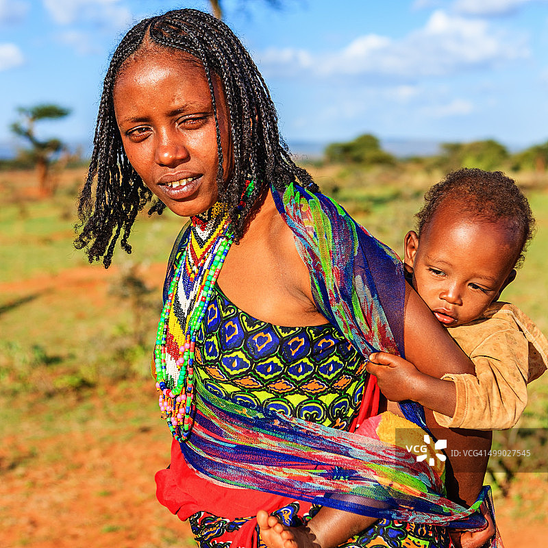 来自博拉纳部落的妇女抱着她的孩子，埃塞俄比亚，非洲图片素材