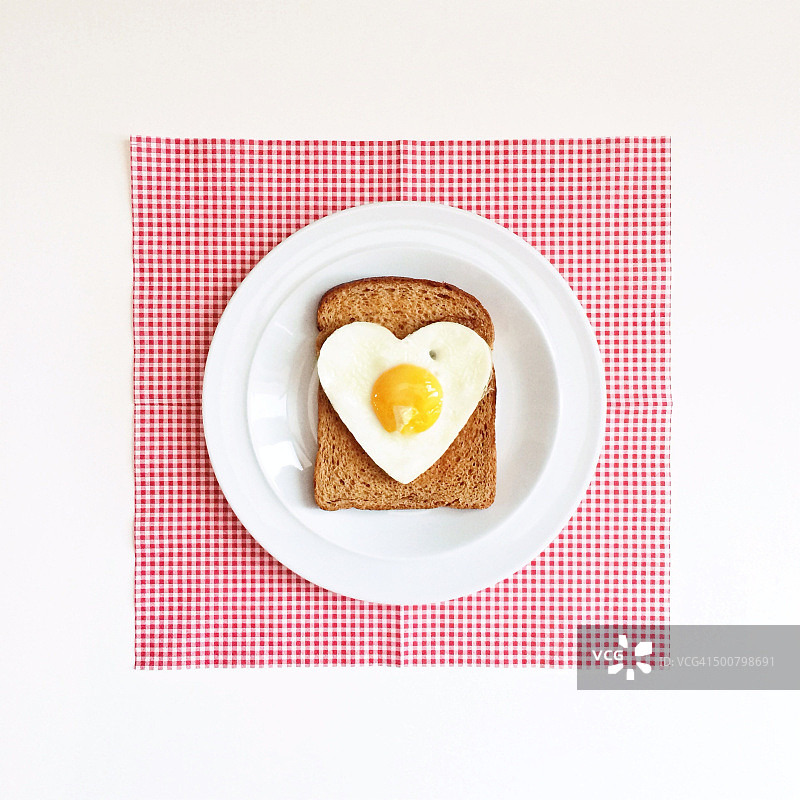心形的鸡蛋放在吐司片上图片素材