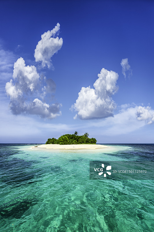 充满异国情调的天堂加勒比海中的一个孤独的热带岛屿图片素材