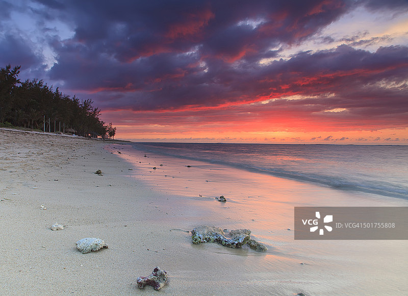 美丽的日落在沙滩上，毛里求斯岛图片素材